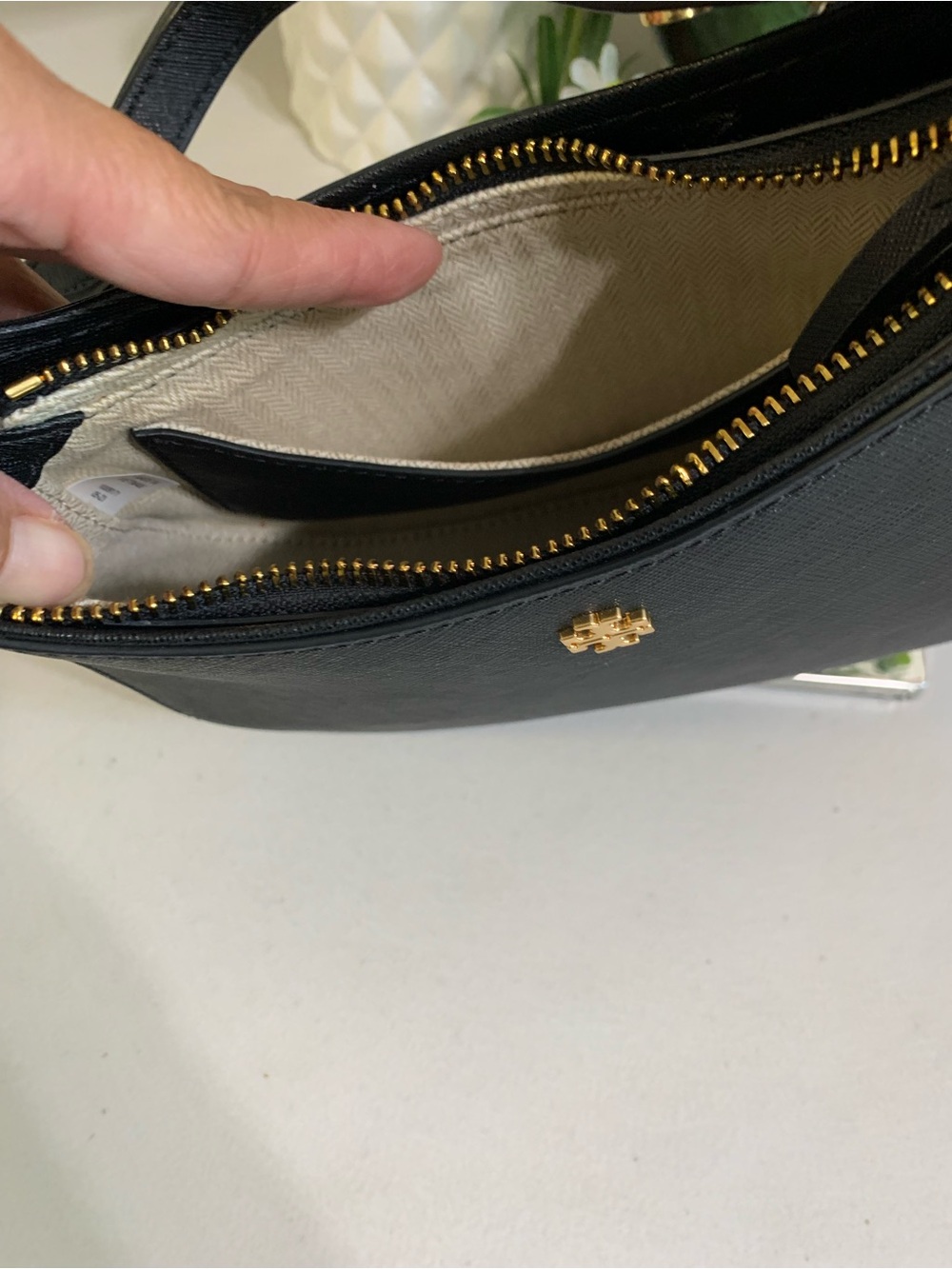 👜💕 Tory Burch Black Saffiano Crescent Shoulder Bag with Gold Logo - Picture 8 of 9